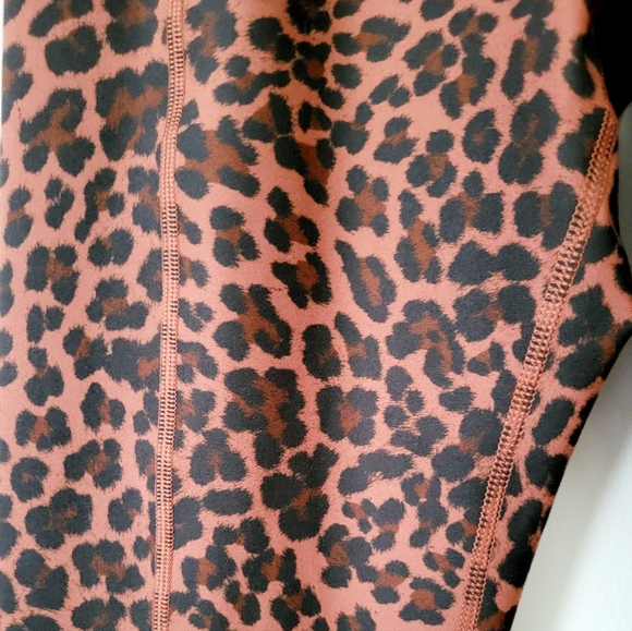 Spiritual Gangsta Bombshell Dream Tech Flare Leopard Print Leggings Size M - Picture 5 of 14